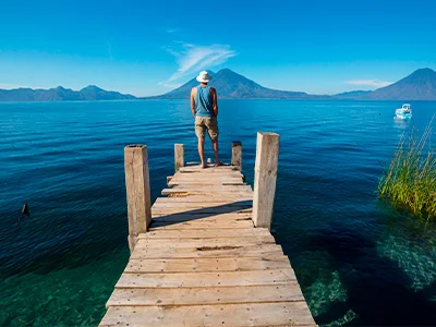 Mann blickt auf den Atitlán-See in Guatemala