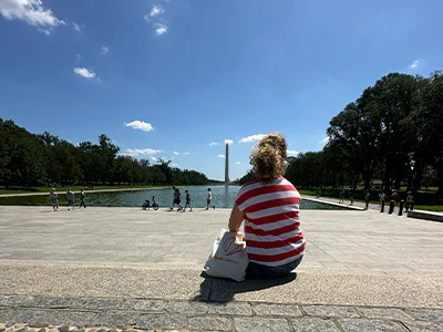 Bianca sitzt vor dem Washington Monument in Washington
