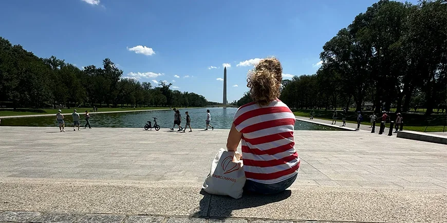 Bianca sitzt vor dem Washington Monument in Washington, D.C.