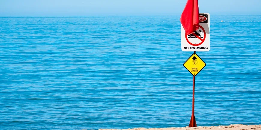 Warnschild an einem Strand in Australien