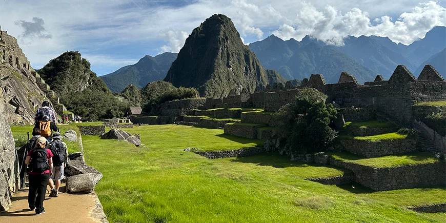 Wandern zwischen den Ruinen von Machu Picchu