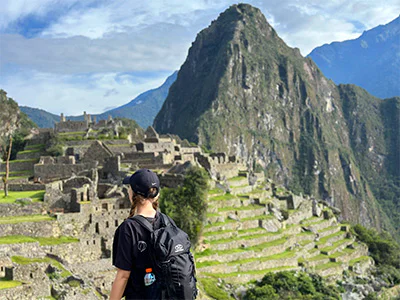 Frau erkundet Machu Picchu