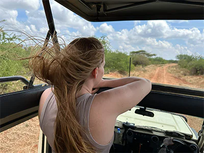 Isabella in einem Safari-Jeep in Kenia