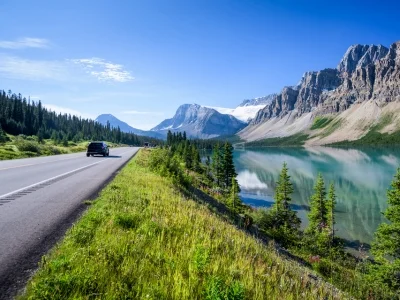 Auto, das entlang des Icefields Parkway bei Banff fährt