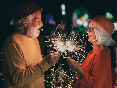 Älteres Paar feiert Silvester mit Wunderkerzen