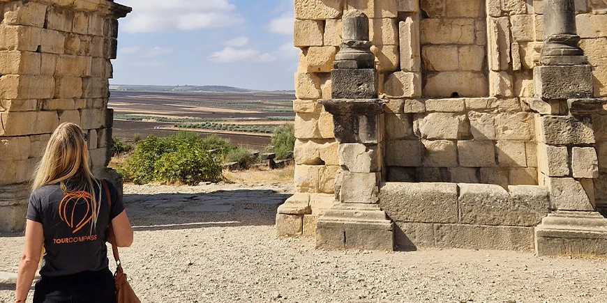 Winnie in der Ruinenstadt Volubilis in Marokko