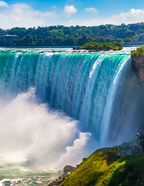 Blick von der kanadischen Seite der Niagarafälle: Horseshoe Falls an einem sonnigen Tag in Niagara Falls, Ontario, Kanada