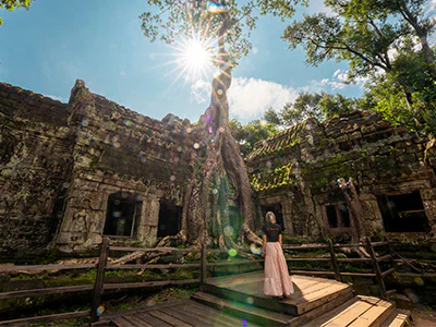 Eine Frau erkundet Angkor Wat in Kambodscha