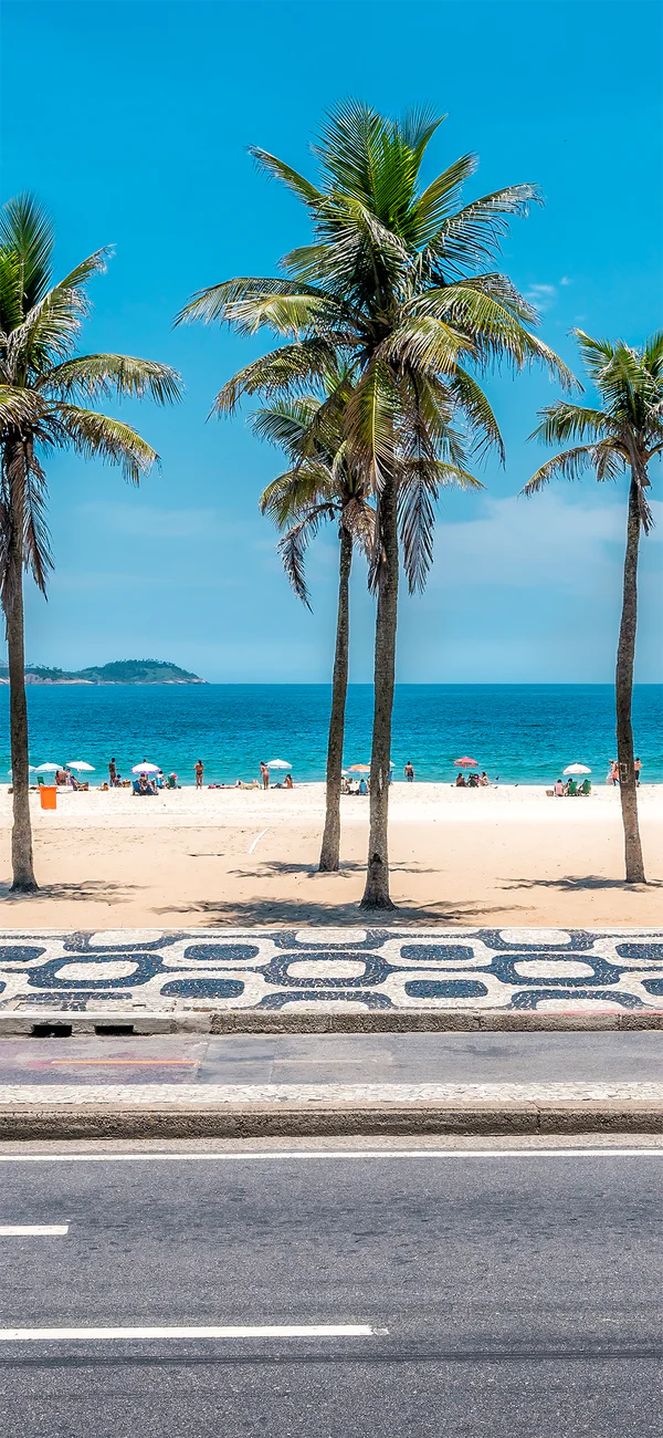 Wunderschöner Strand, gesehen von der Straße irgendwo in Südamerika