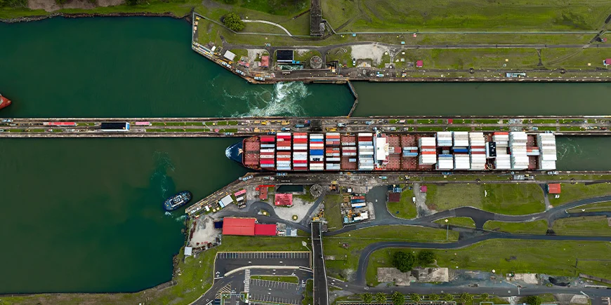 Schleuse des Panamakanals aus der Vogelperspektive