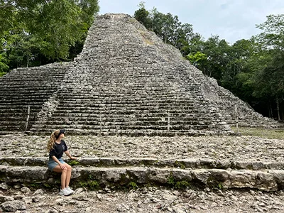 Nadia besucht einige Maya-Ruinen in Mexiko