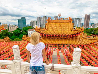 Frau mit Blick auf den Thean-Hou-Tempel in Kuala Lumpur