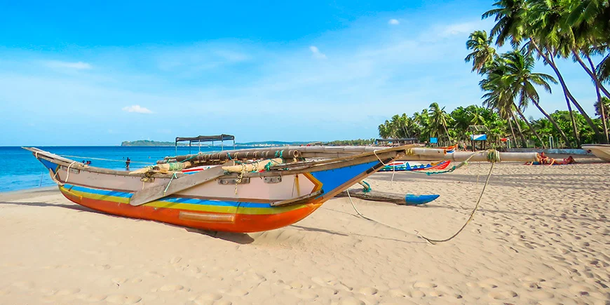 Boote am Strand von Trincomalee