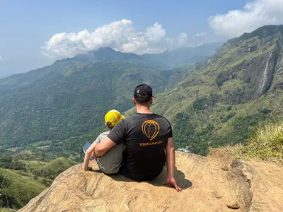 Vater und Sohn am Little Adam's Peak in Sri Lanka