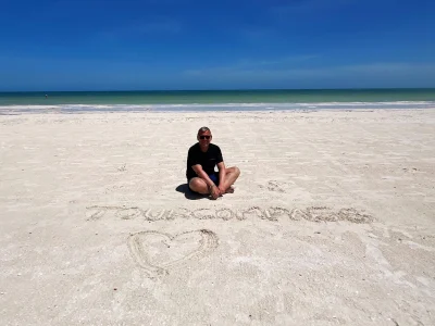 Tom sitzt im Sand auf Isla Holbox in Mexiko