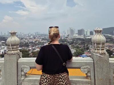 Michelle von TourCompass blickt über Penang hinweg