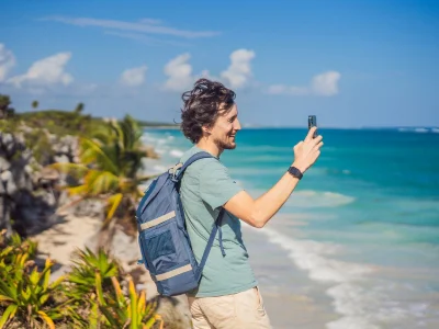 Mann, der in Tulum, Mexiko, Fotos von der Umgebung macht