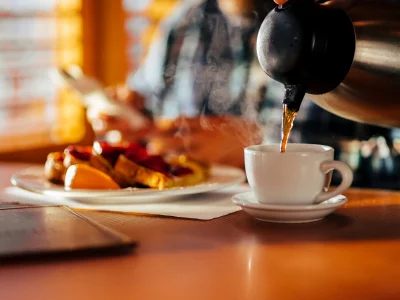 Ein Mann sitzt in einem Diner und genießt Waffeln und eine Tasse Kaffee.