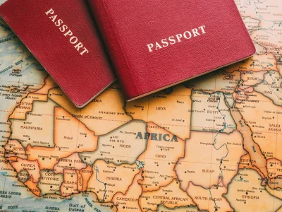 Zwei Reisepässe liegen auf einer Karte Afrikas