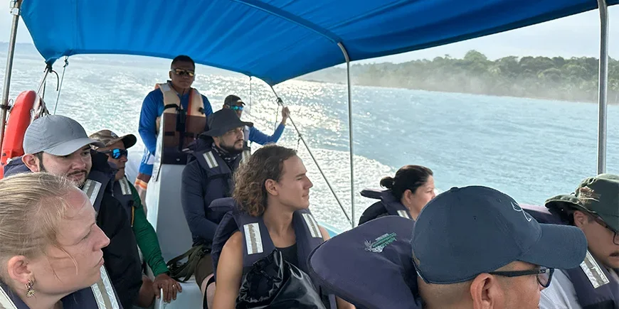 Eine Gruppe Menschen in einem Boot im Nationalpark Corcovado
