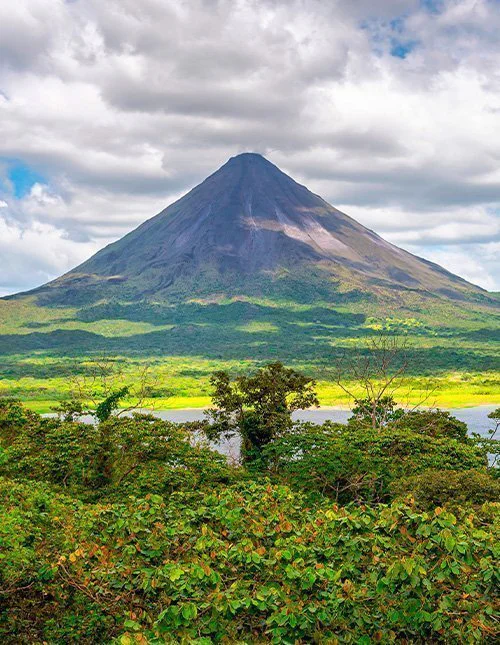 Fantastischer Blick auf die wunderschöne Natur Costa Ricas mit dem rauchenden Vulkan Arenal im Hintergrund
