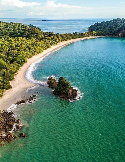 Luftaufnahme des tropischen Espadilla-Strandes und der Küste in der Nähe des Nationalparks Manuel Antonio