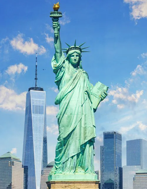 Panoramablick auf New York City mit der Freiheitsstatue morgen bei Sonnenaufgang. Von Staten Island aus gesehen